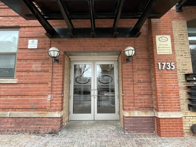 Building Photo - 1735 W Diversey Pkwy