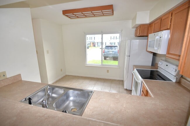 Building Photo - Updated 2 Bedroom Townhome in Salem Lakes