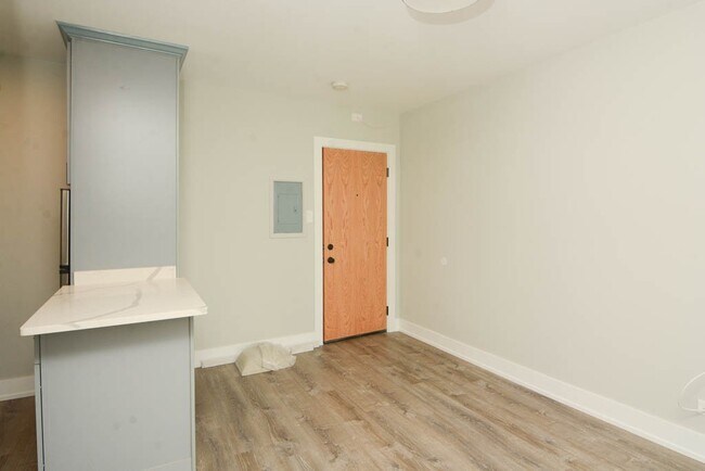 Building Photo - 508 W Belmont Ave