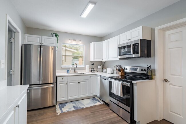 Building Photo - Fully Furnished 3BR/2BA St. Pete Home – Modern Updates & Prime Location
