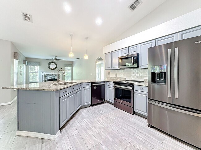 Building Photo - Discover your peaceful retreat in Wekiwa Woods!