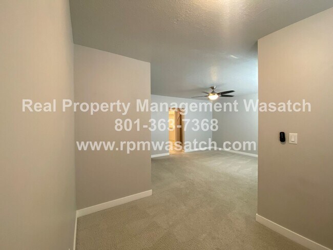 Building Photo - Beautiful 3 Bed, 4 Bath Townhome with 2-ca...