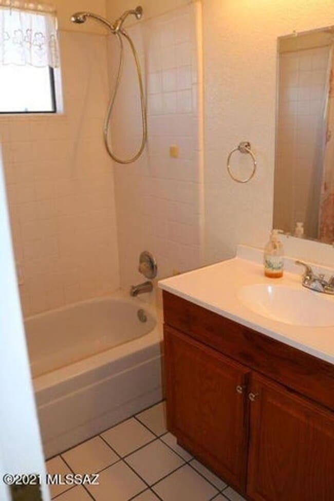 Building Photo - Nestled in a convenient NW neighborhood