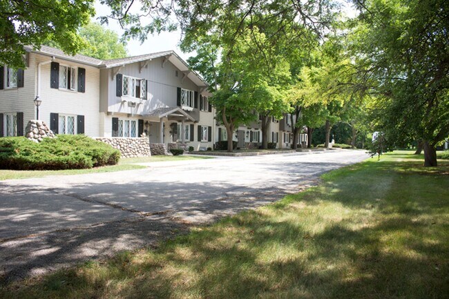Building Photo - Upper 2 Bedroom 1.5 Bathroom Apartment is ...
