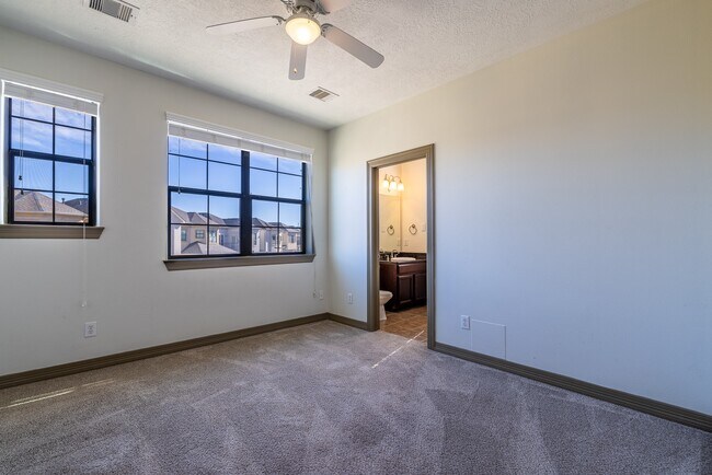 Building Photo - 10626 Clearview Villa Pl