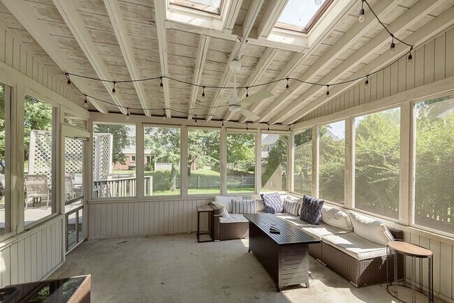 Building Photo - Lovely 4 Bedroom 2 Bath Home in Carmel!