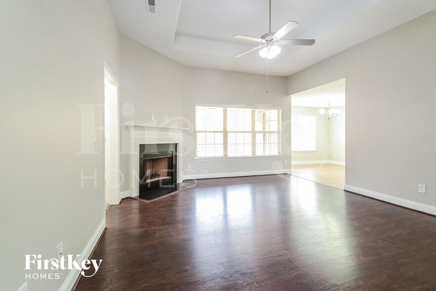 Building Photo - 460 River Crest Dr N