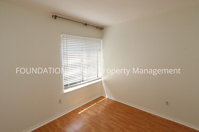 Building Photo - 629 Vía Casitas