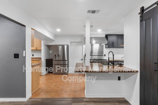 Building Photo - 3614 Versailles Dr
