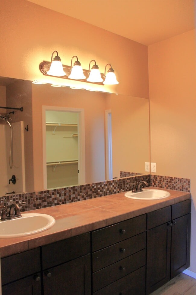 Building Photo - 2244 Kingswood Dr