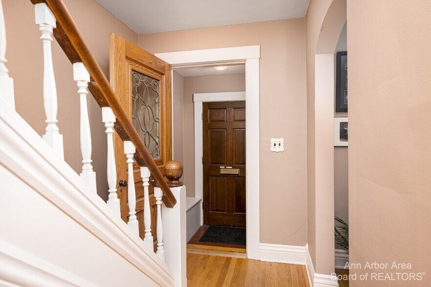 Entryway - 413 5th St