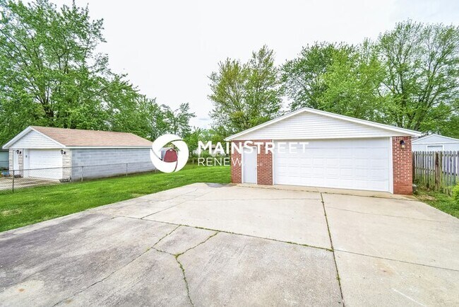 Building Photo - 3 Bedroom Pet-Friendly Home in Hillview, KY with Main Street Renewal