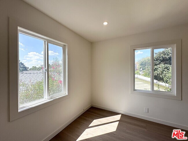 Building Photo - 1405 Talmadge St