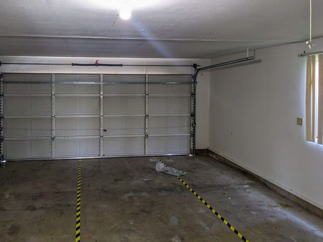 Building Photo - 1613 River Rock Dr NE