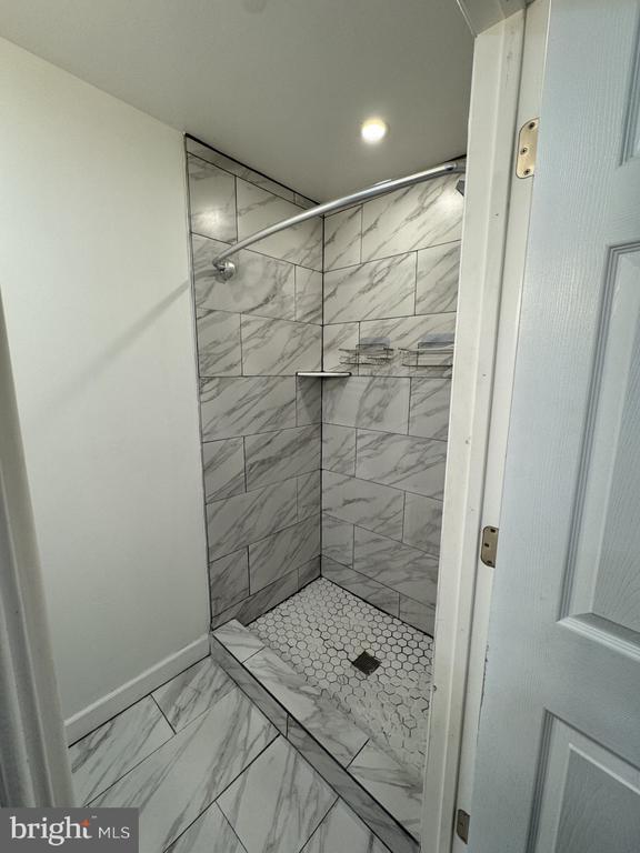 Building Photo - 214 W 8th St