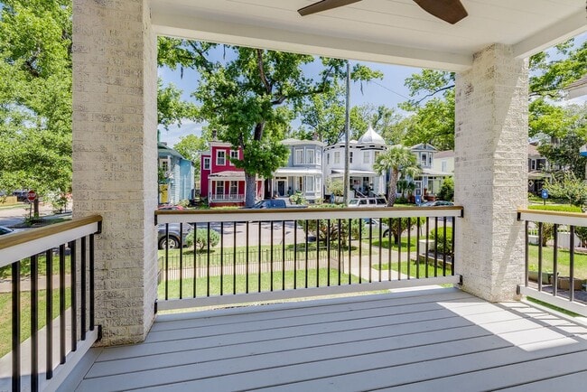 Building Photo - Townhome Close To Downtown..Available NOW!!!