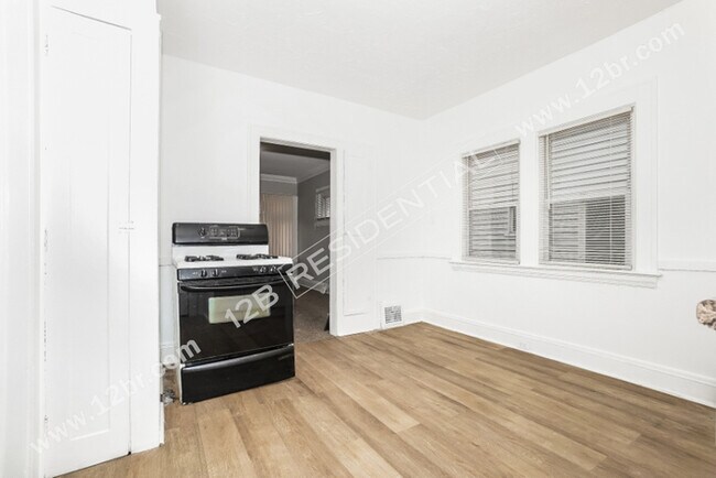 Building Photo - 2-Bedroom Down Unit and Large Kitchen