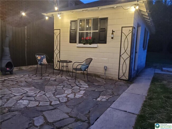 Building Photo - 628 Coal St