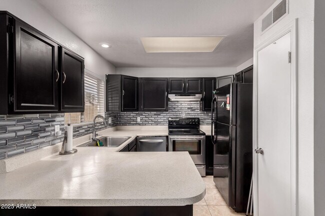Building Photo - 6038 W Gelding Dr