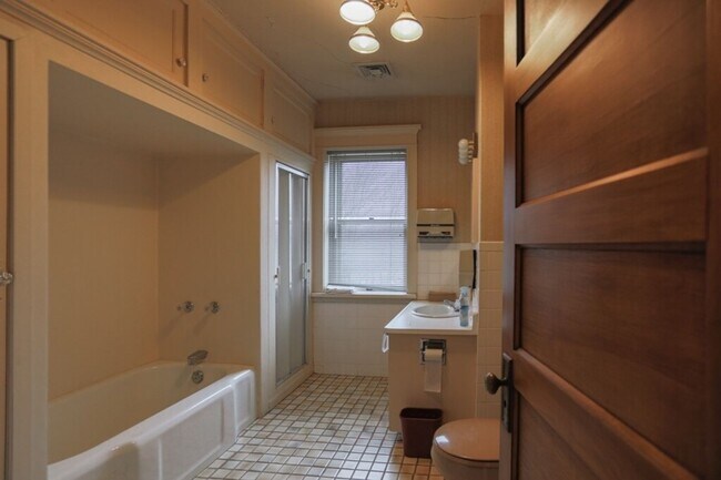 Building Photo - 415 Division St