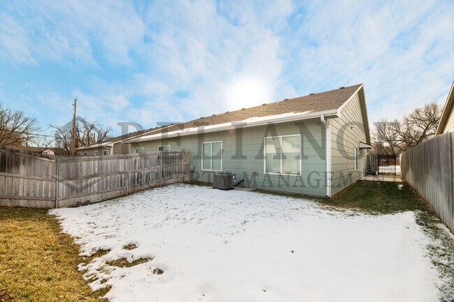 Building Photo - 212 W May St