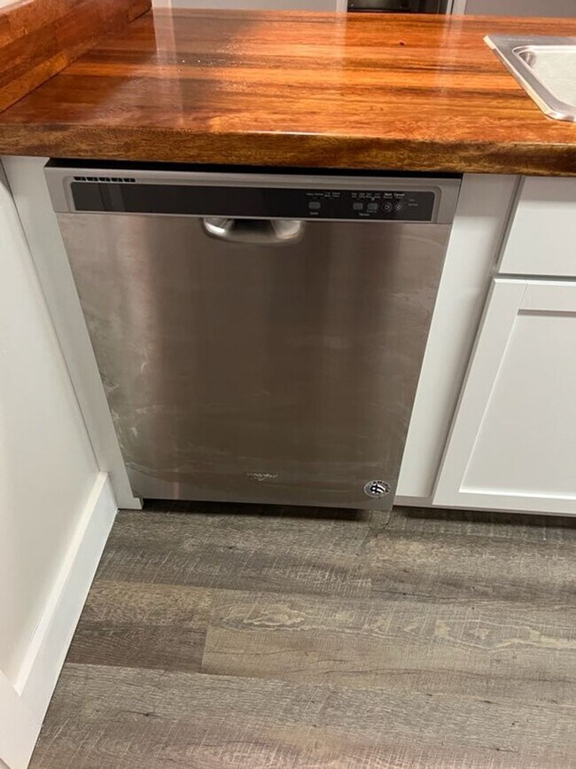 Building Photo - Gorgeous Home in the Heart Hinesville