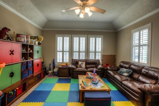 Building Photo - 1043 Memorial Village Dr