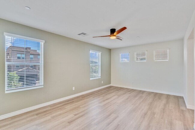 Building Photo - Spacious Three Story 3 Bed 3.5 Bath Smarth...