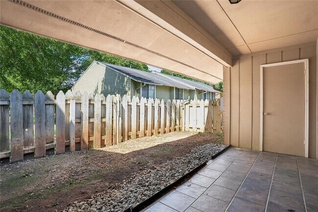 Building Photo - 2035 Powers Ferry Trce SE