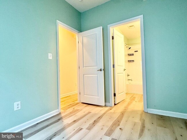 Building Photo - 127 Streamview Dr