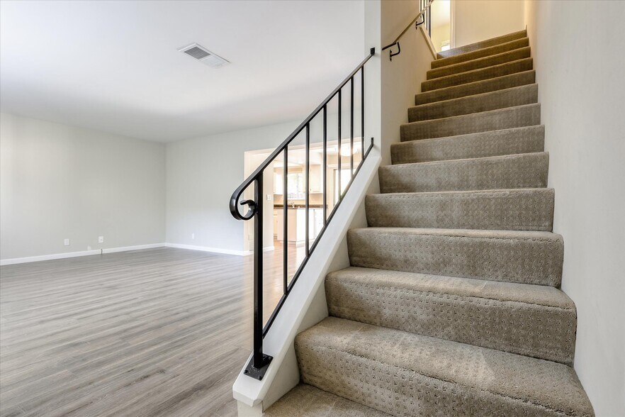 Building Photo - 66 Miramonte Dr