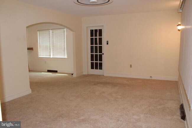 Building Photo - 6031 Rosedale Dr