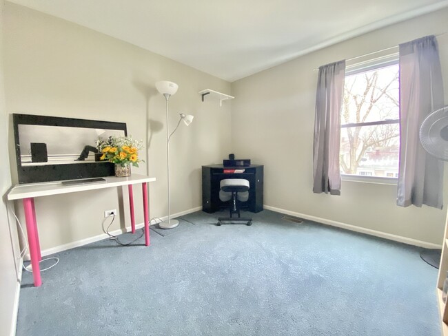 Building Photo - 1949 Governors Ln