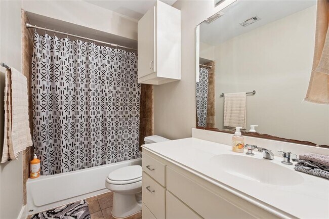 Building Photo - 8686 Meadowcroft Dr