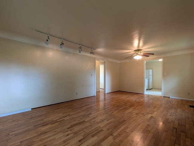Building Photo - Great 2 bed/1 bath with tons of character!