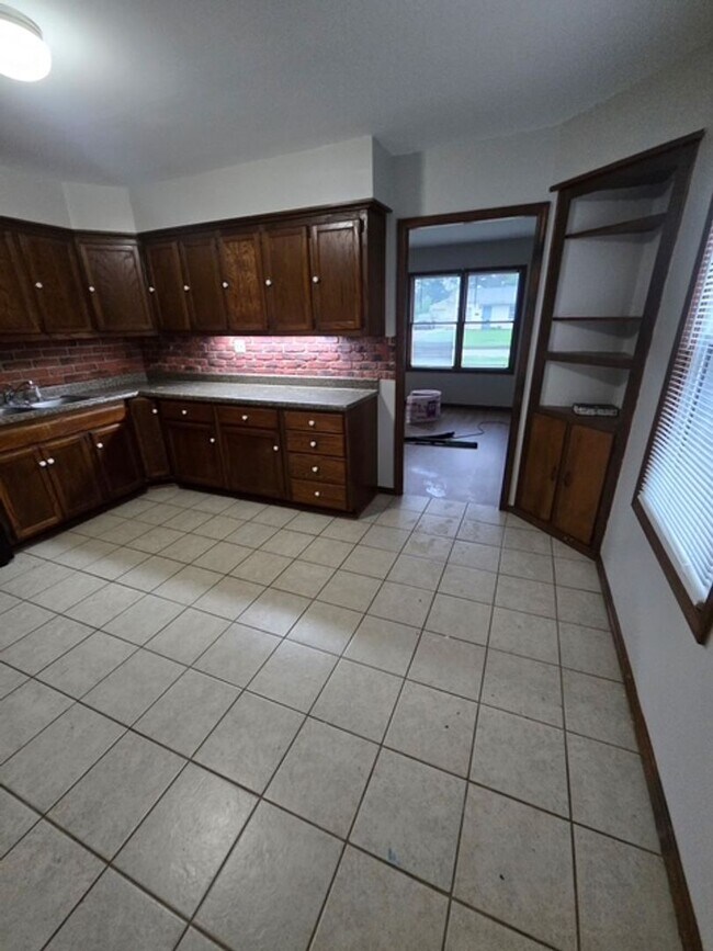Building Photo - 1328 Bingham Dr