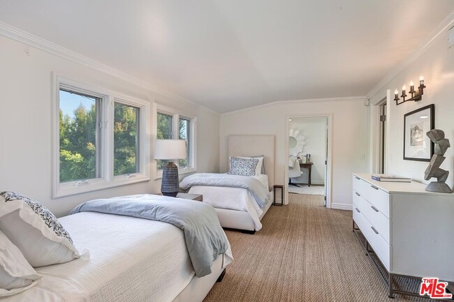 Building Photo - 1154 N Wetherly Dr