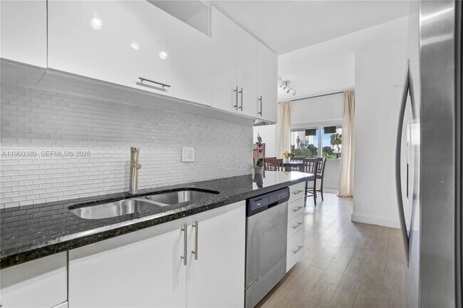 Building Photo - 500 Bayview Dr