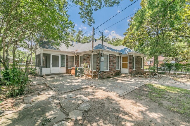 Building Photo - Charming 3 Bed, 1 Bath Cottage Near Oakhur...