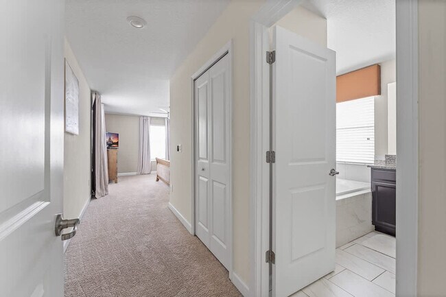 Building Photo - 4702 Sleepy Hollow Dr