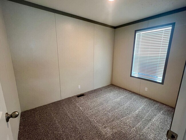 Building Photo - 300 Forrest Ave