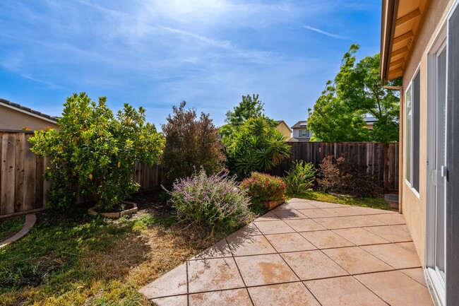 Building Photo - Spacious 3-Bed, 2-Bath Single Level Home