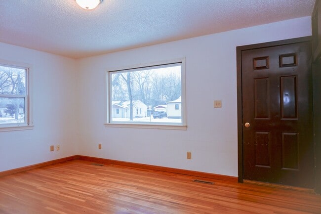 Building Photo - Huge 5 Bed 2 Bath Home for Rent! Great Loc...