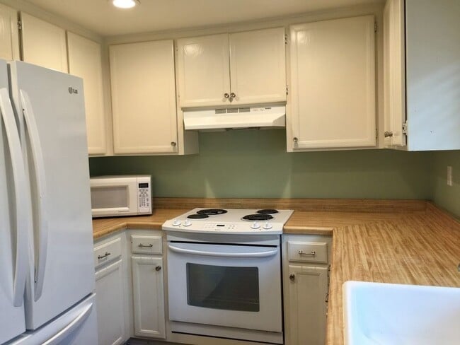 Building Photo - Escondido 3 Br Gated LOVELY Townhome 2 pat...