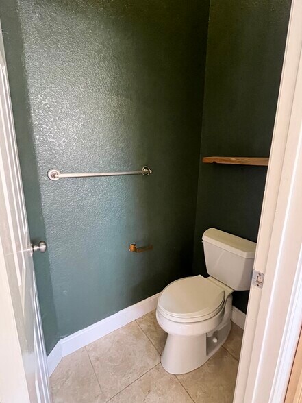 Building Photo - 705 Summer Cir