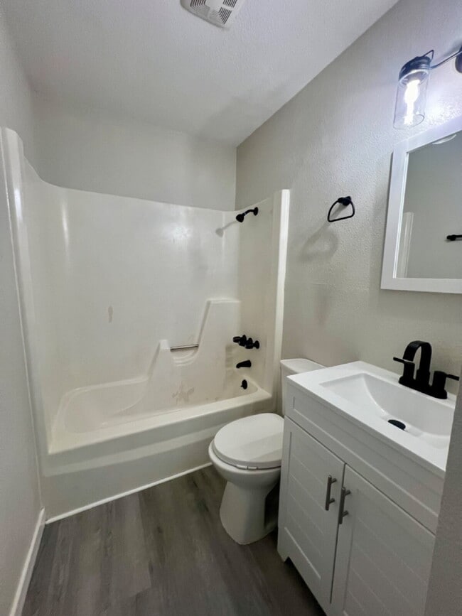 Building Photo - Conveniently located updated 2 bedroom!