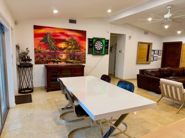 Building Photo - 2524 Gulfstream Ln