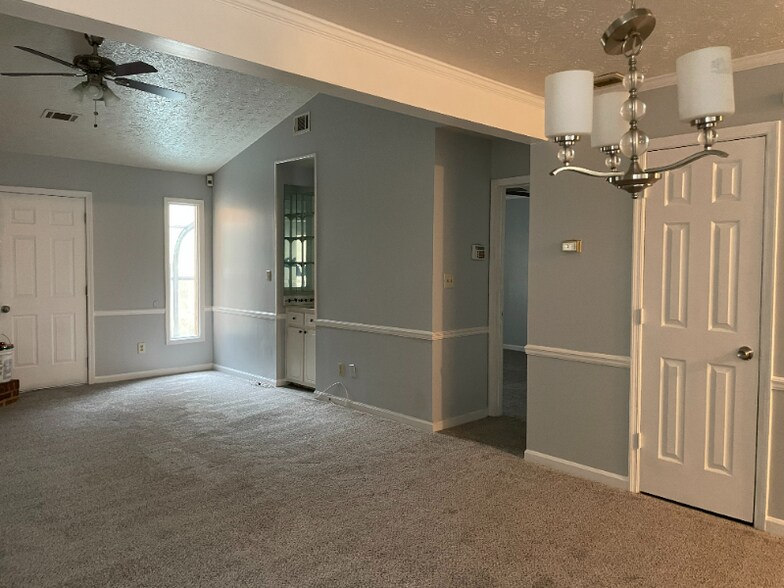 Building Photo - 8058 Woodlake Dr