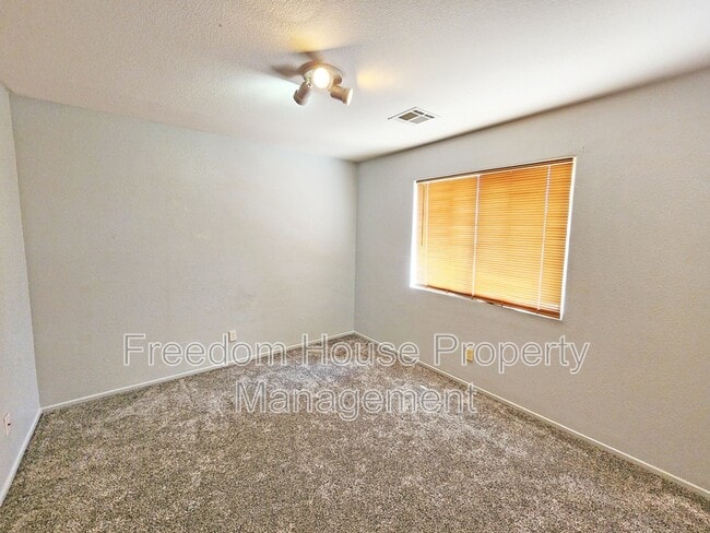 Building Photo - 1700 Sycamore Ave