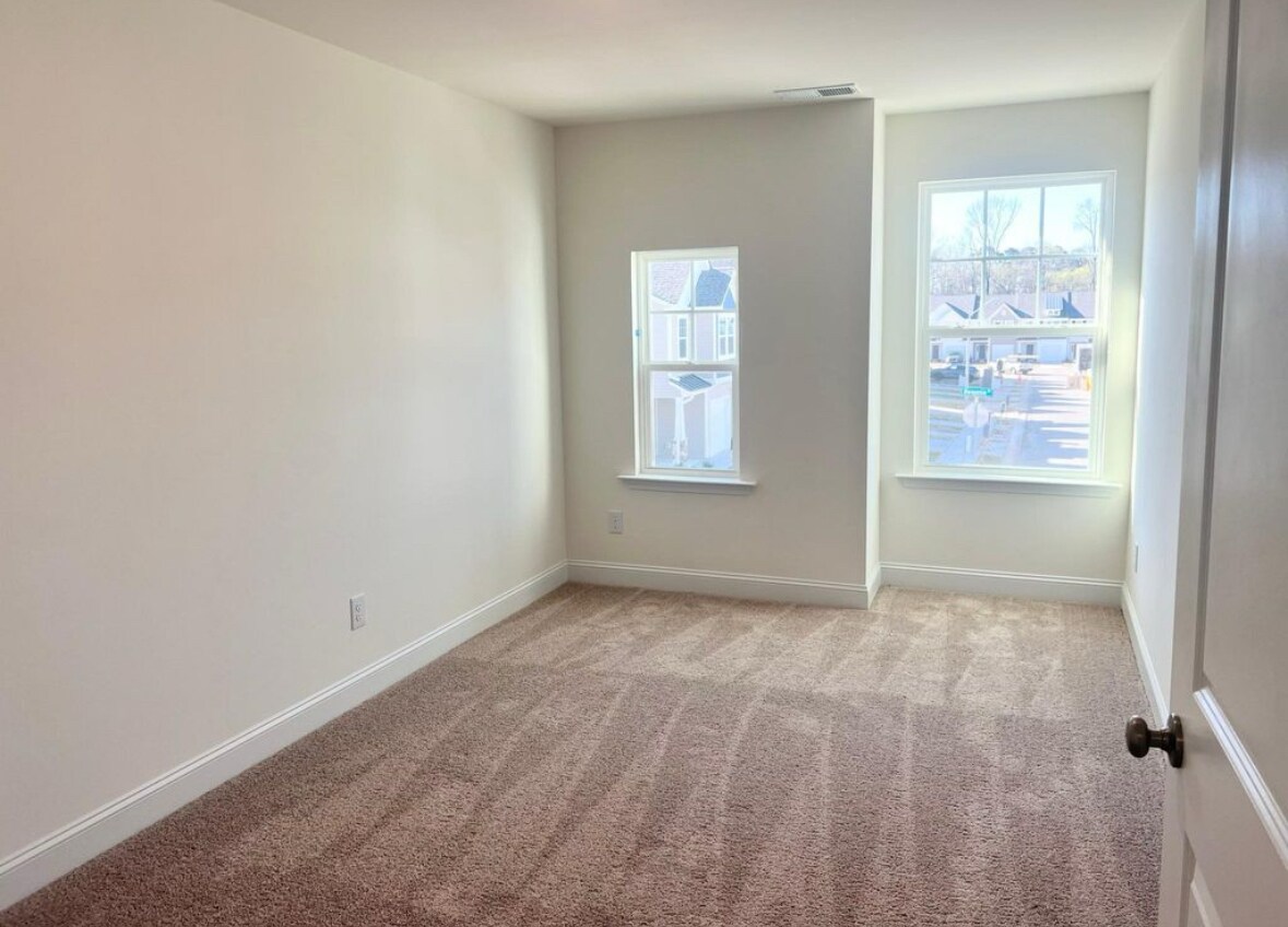 Extra bedroom - 48 Begonia St